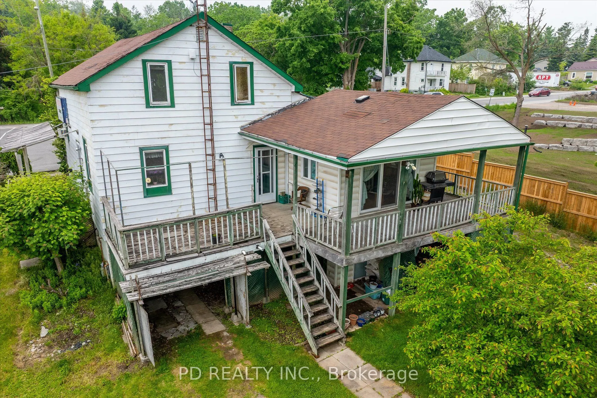 2449 Queen Mary Street