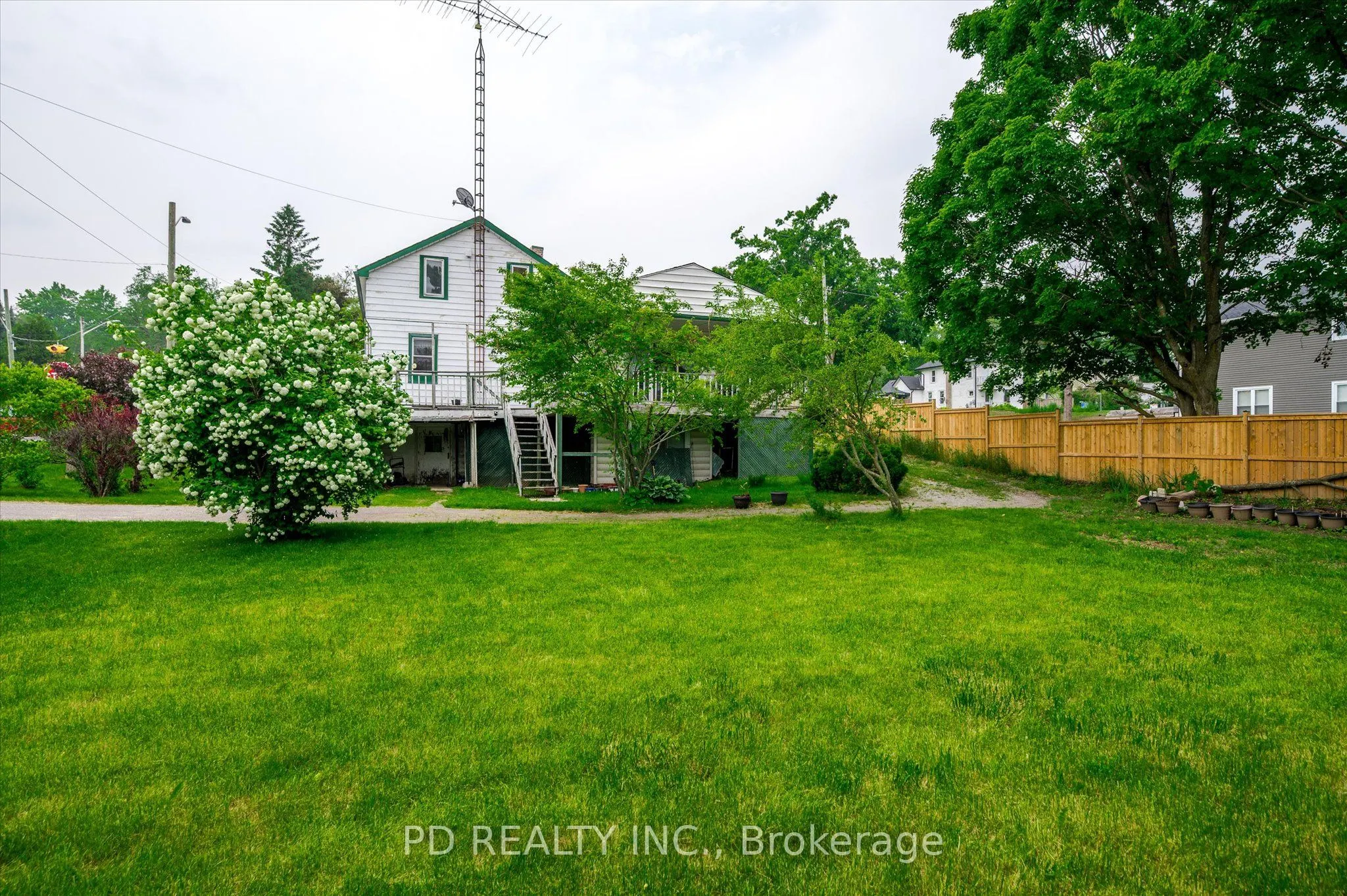 2449 Queen Mary Street