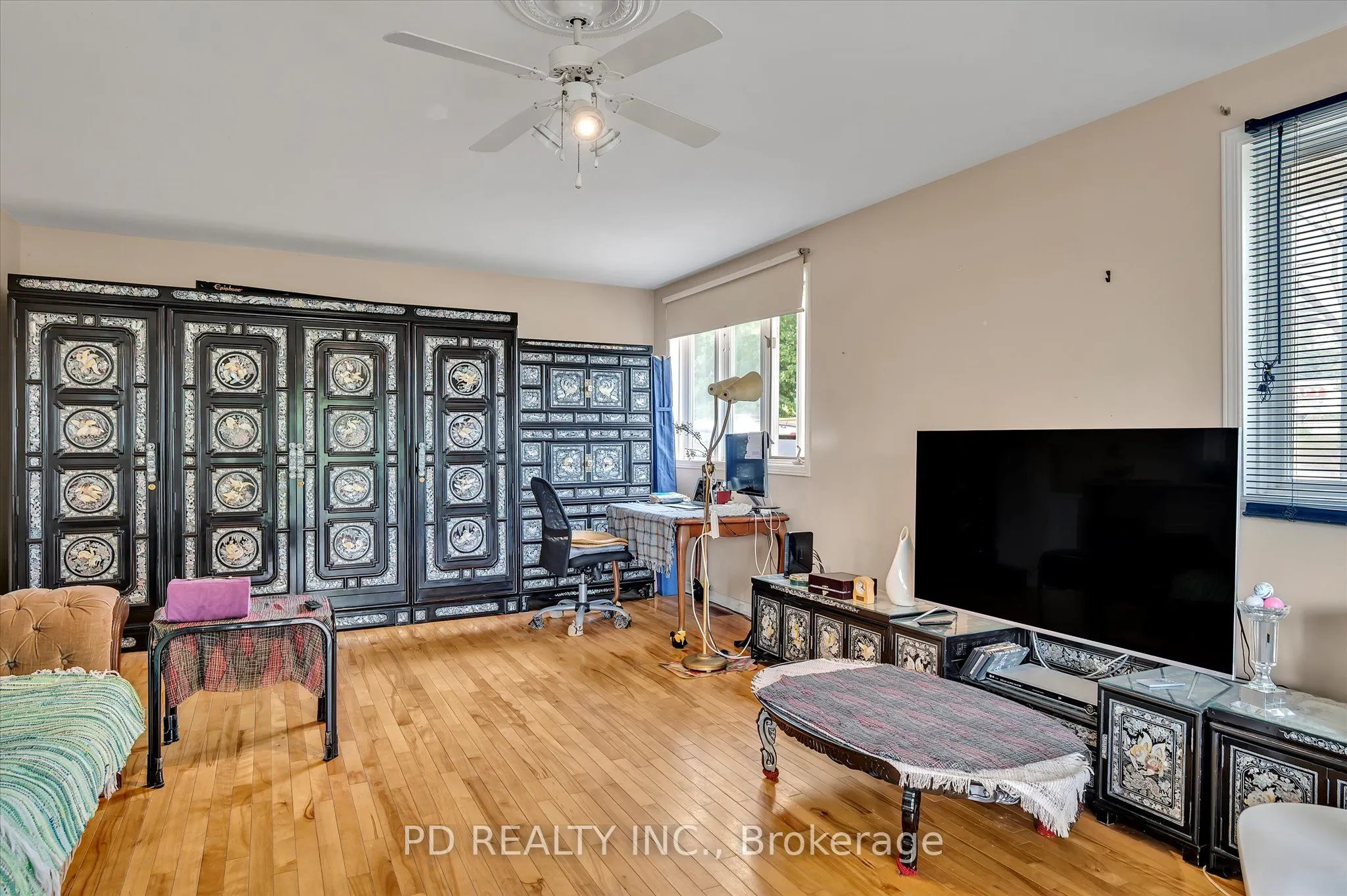 2449 Queen Mary Street
