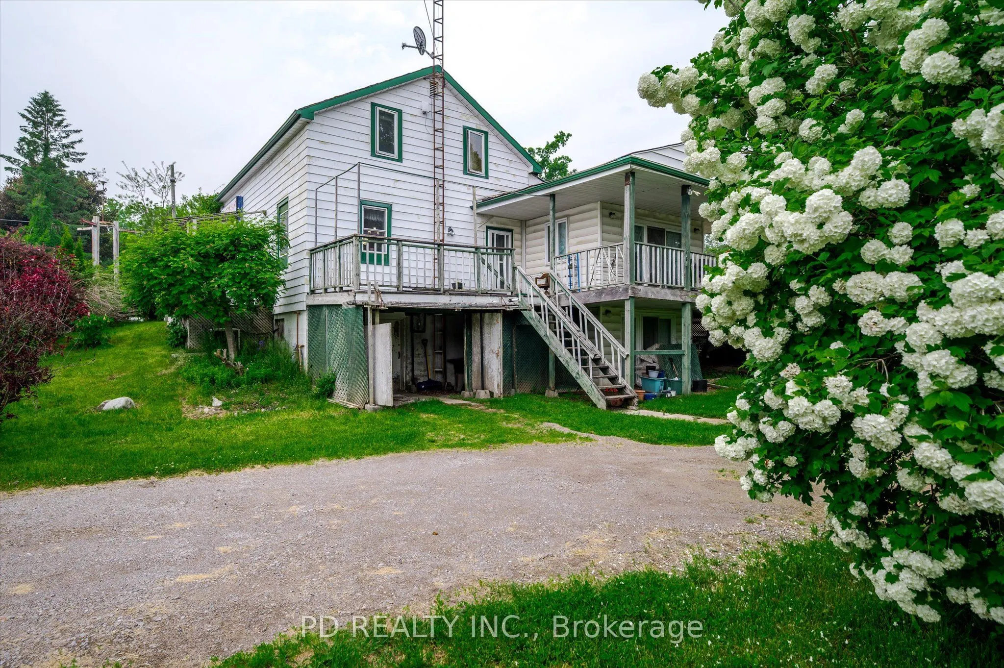 2449 Queen Mary Street
