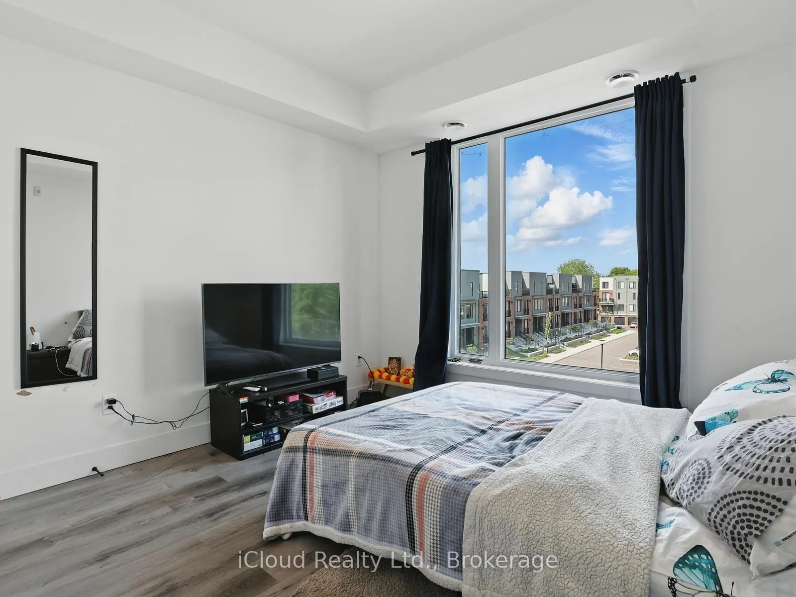 103 Roger Street, #411