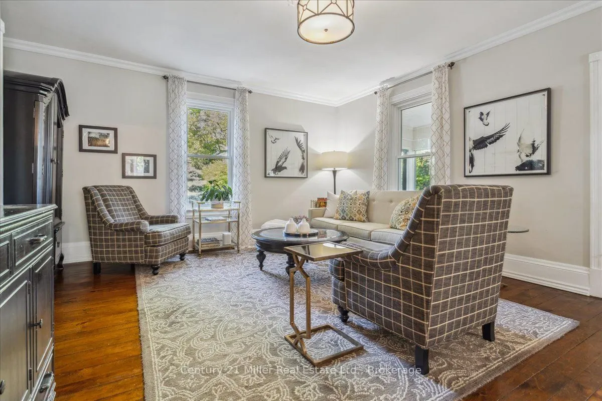 585 Dundas Street E