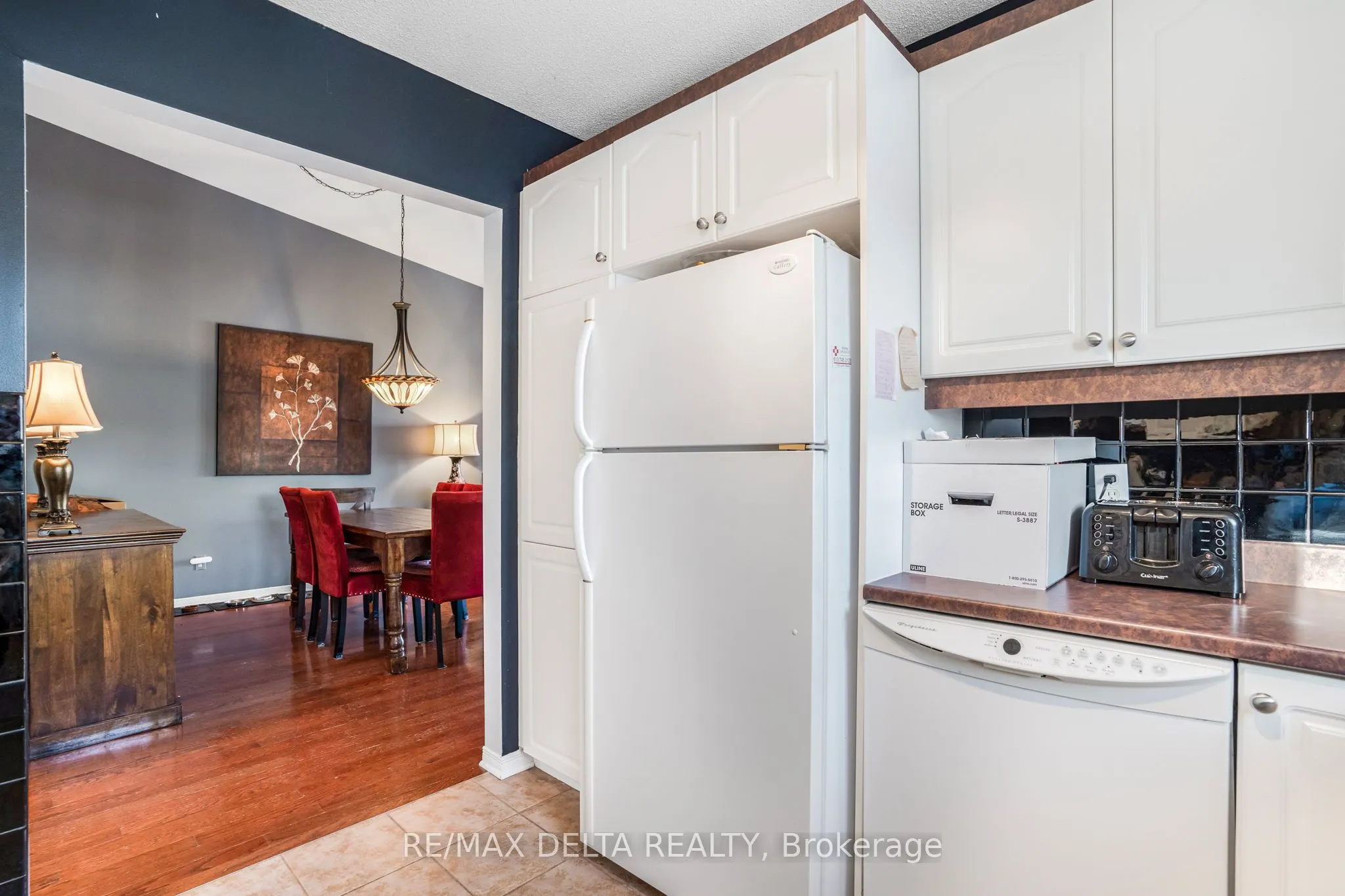 2927 Laurier Street, #208