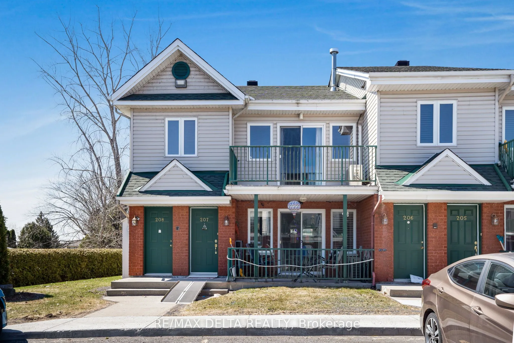 2927 Laurier Street, #208
