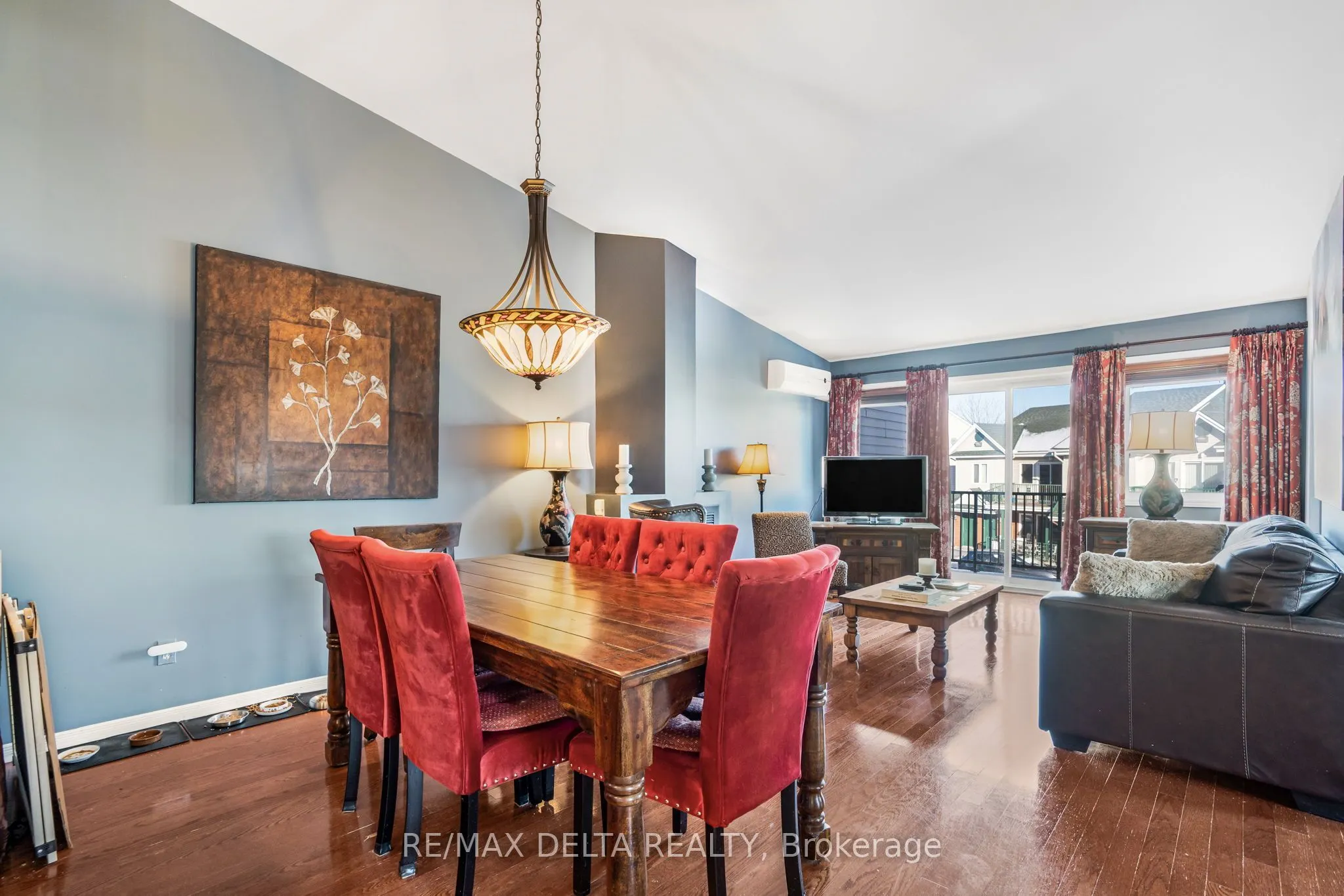2927 Laurier Street, #208