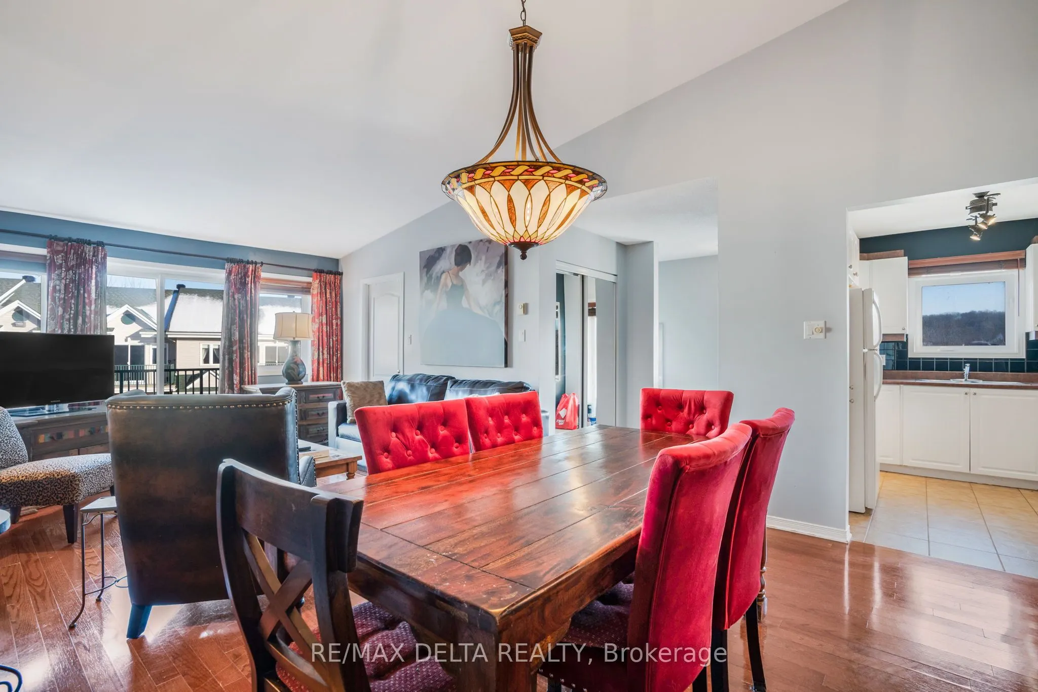 2927 Laurier Street, #208