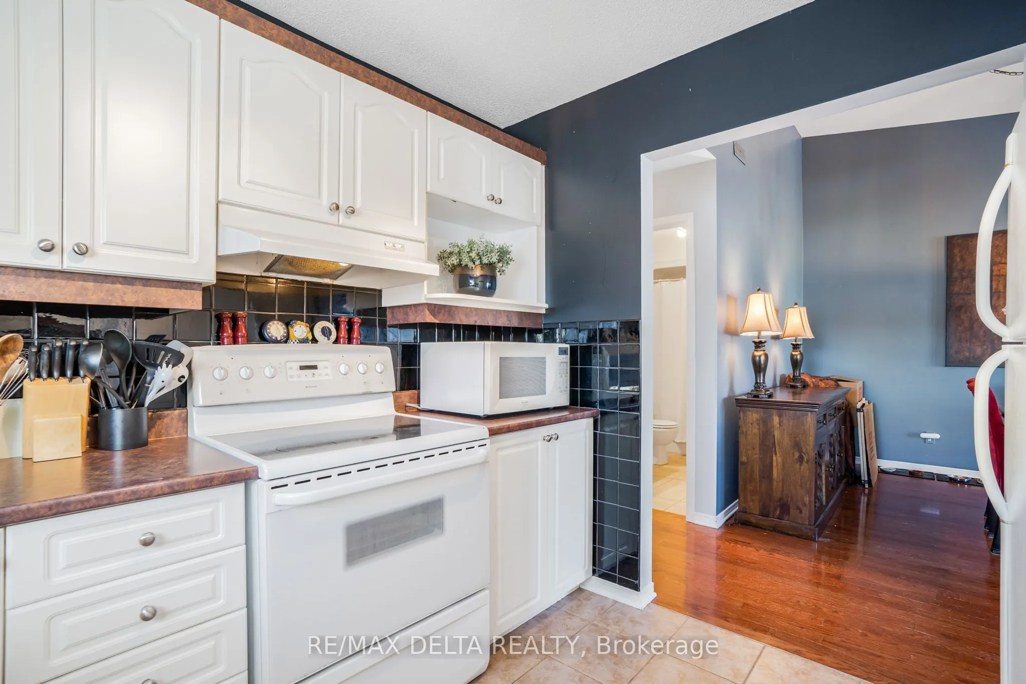 2927 Laurier Street, #208