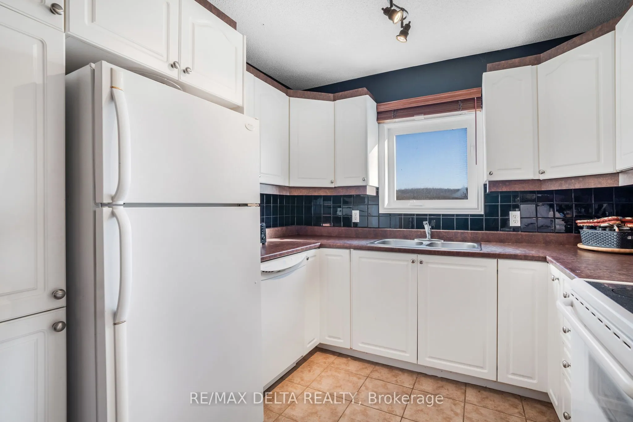 2927 Laurier Street, #208