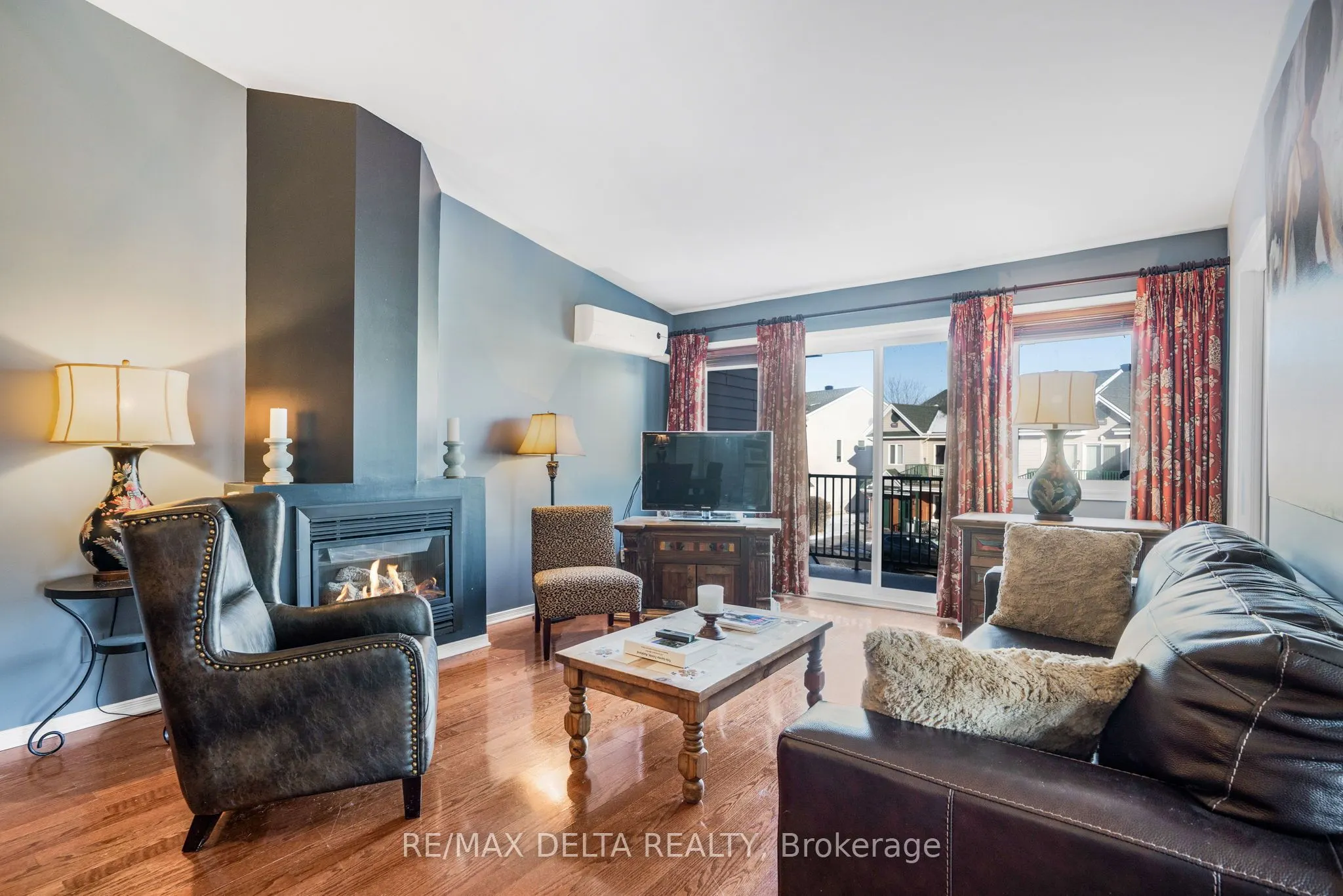 2927 Laurier Street, #208