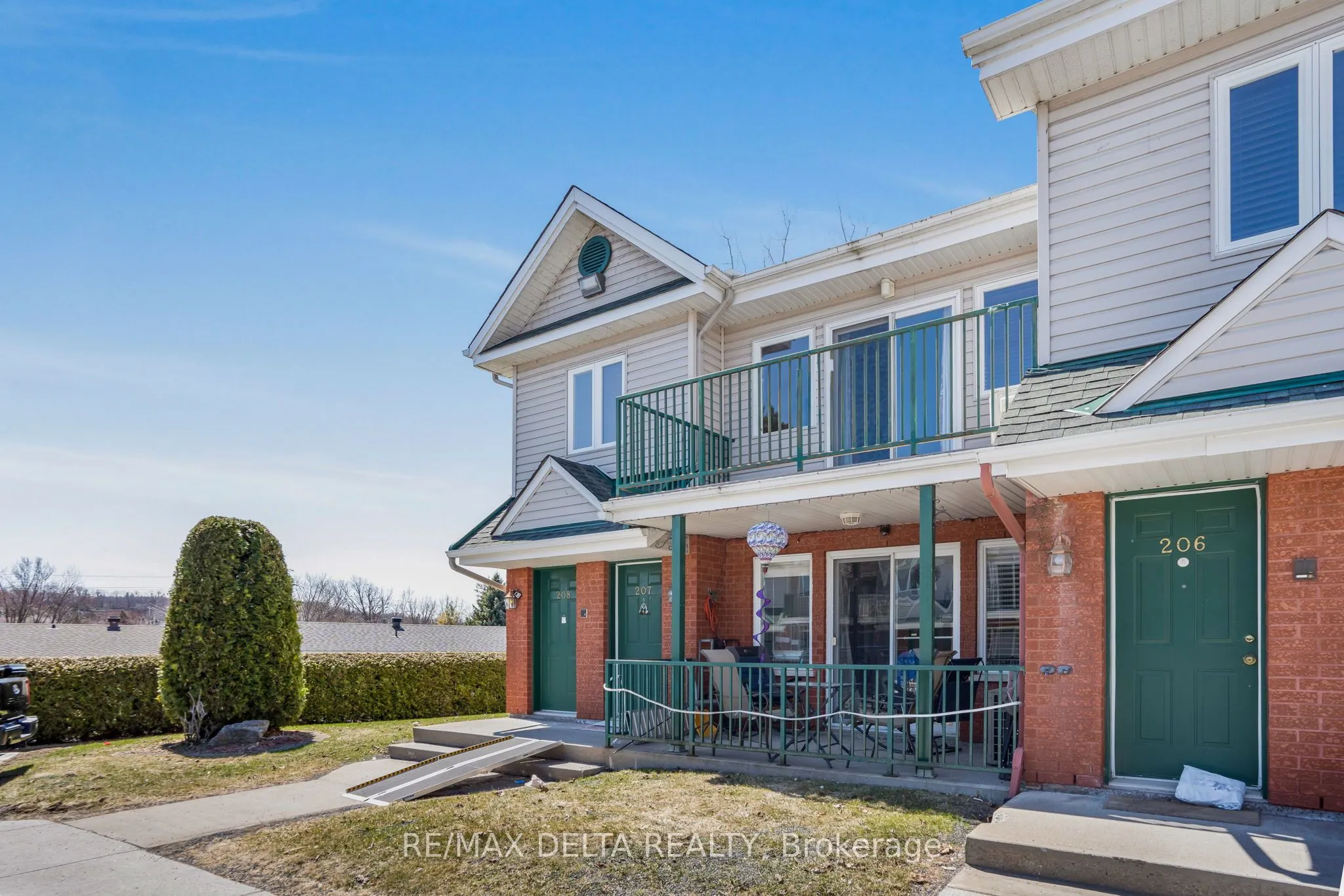 2927 Laurier Street, #208