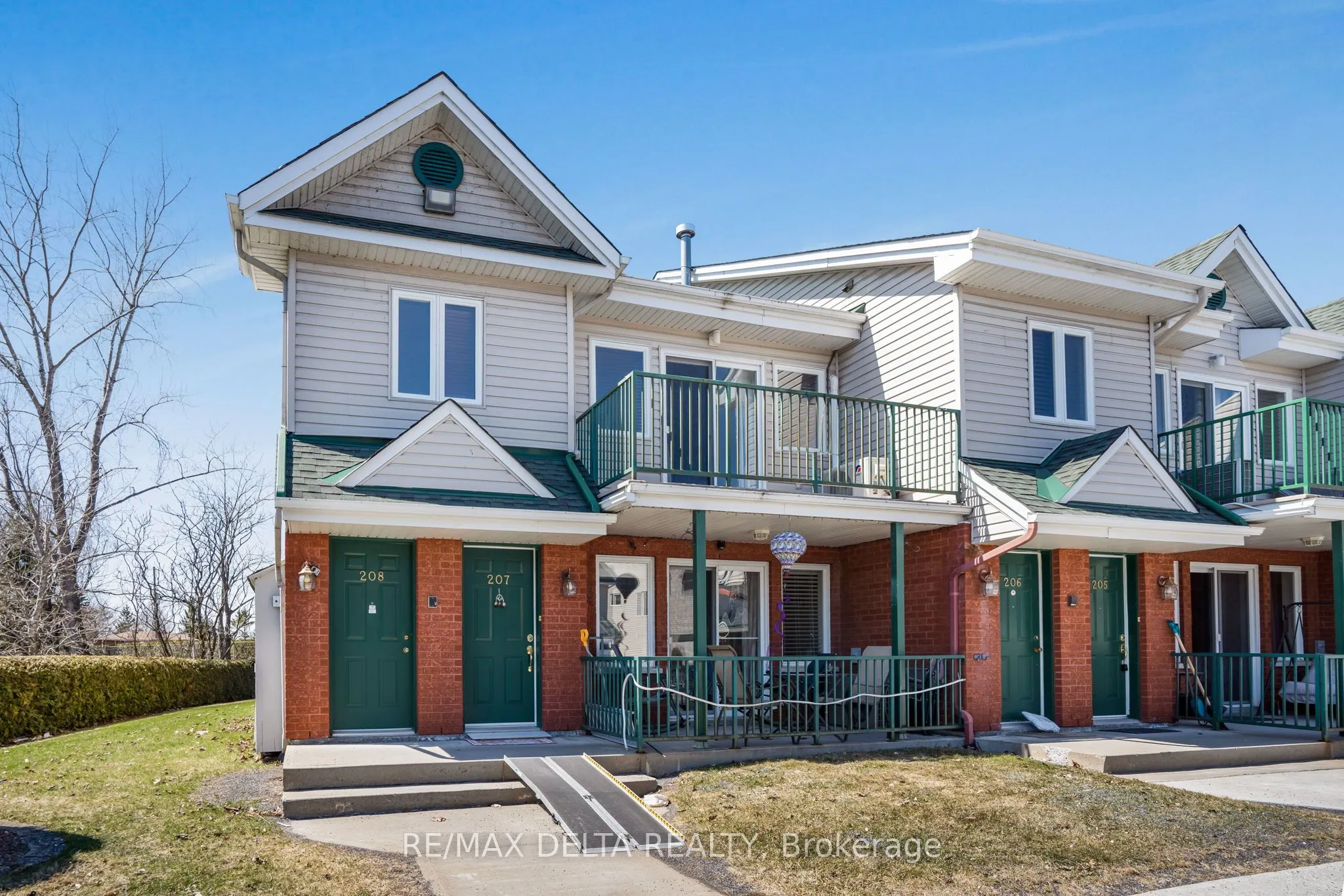 2927 Laurier Street, #208