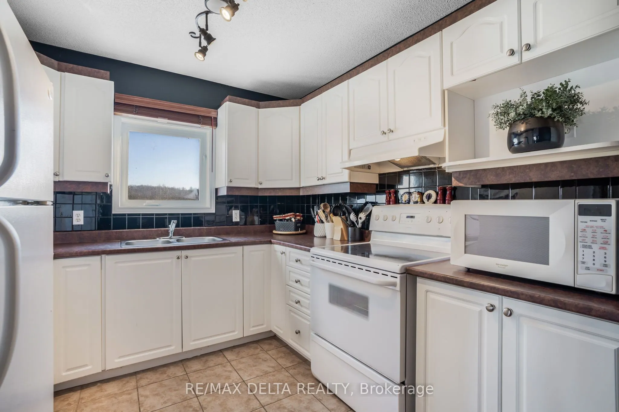 2927 Laurier Street, #208