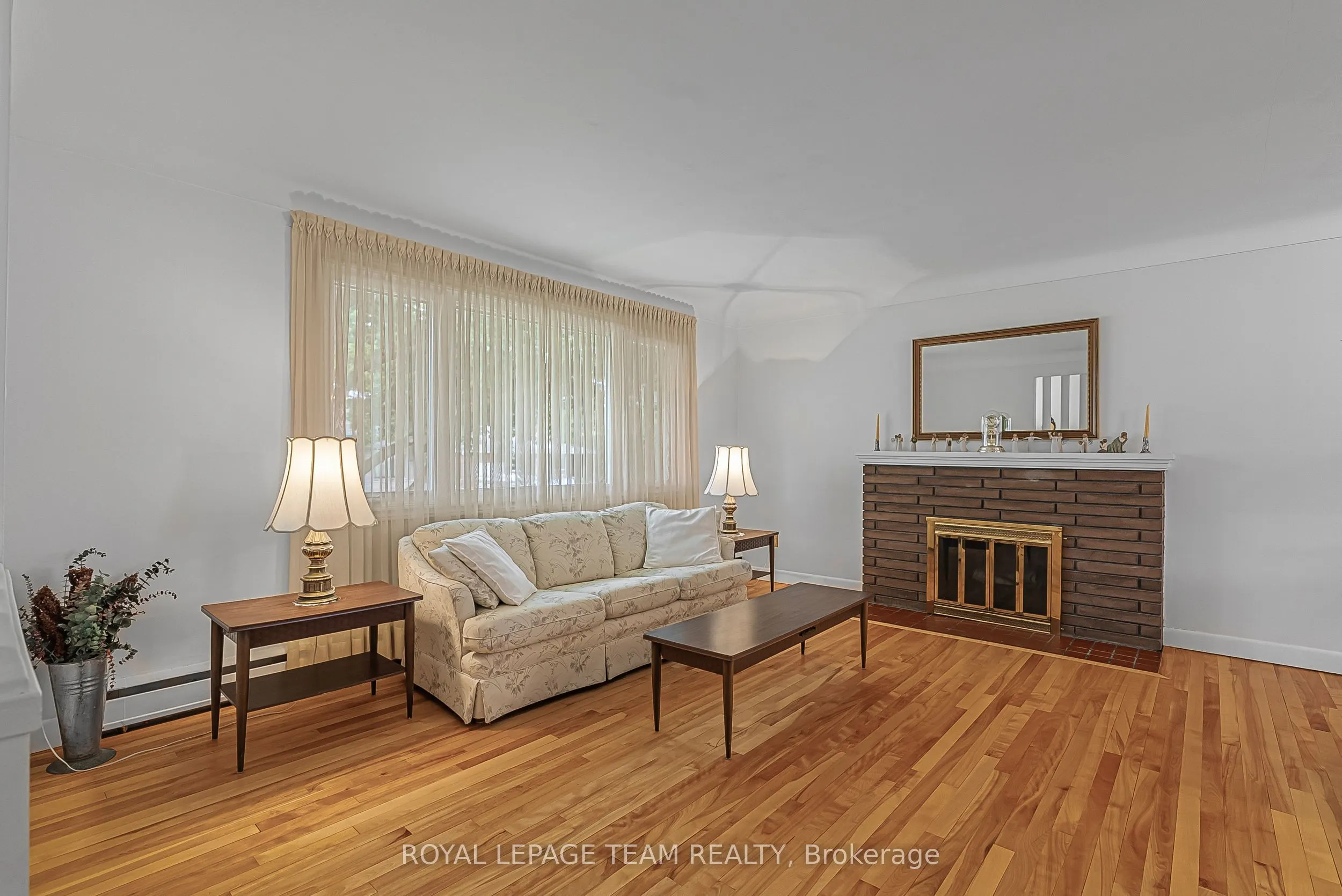 1166 Castle Hill Crescent