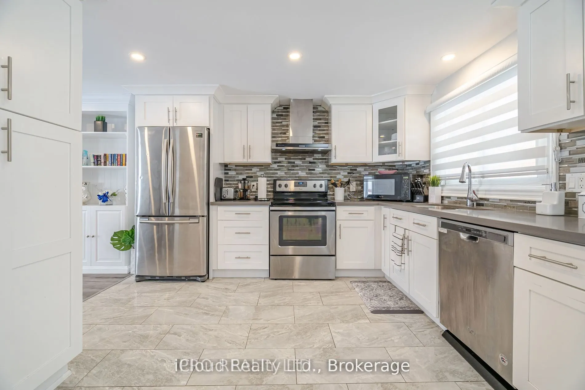 512 Pinetree Crescent