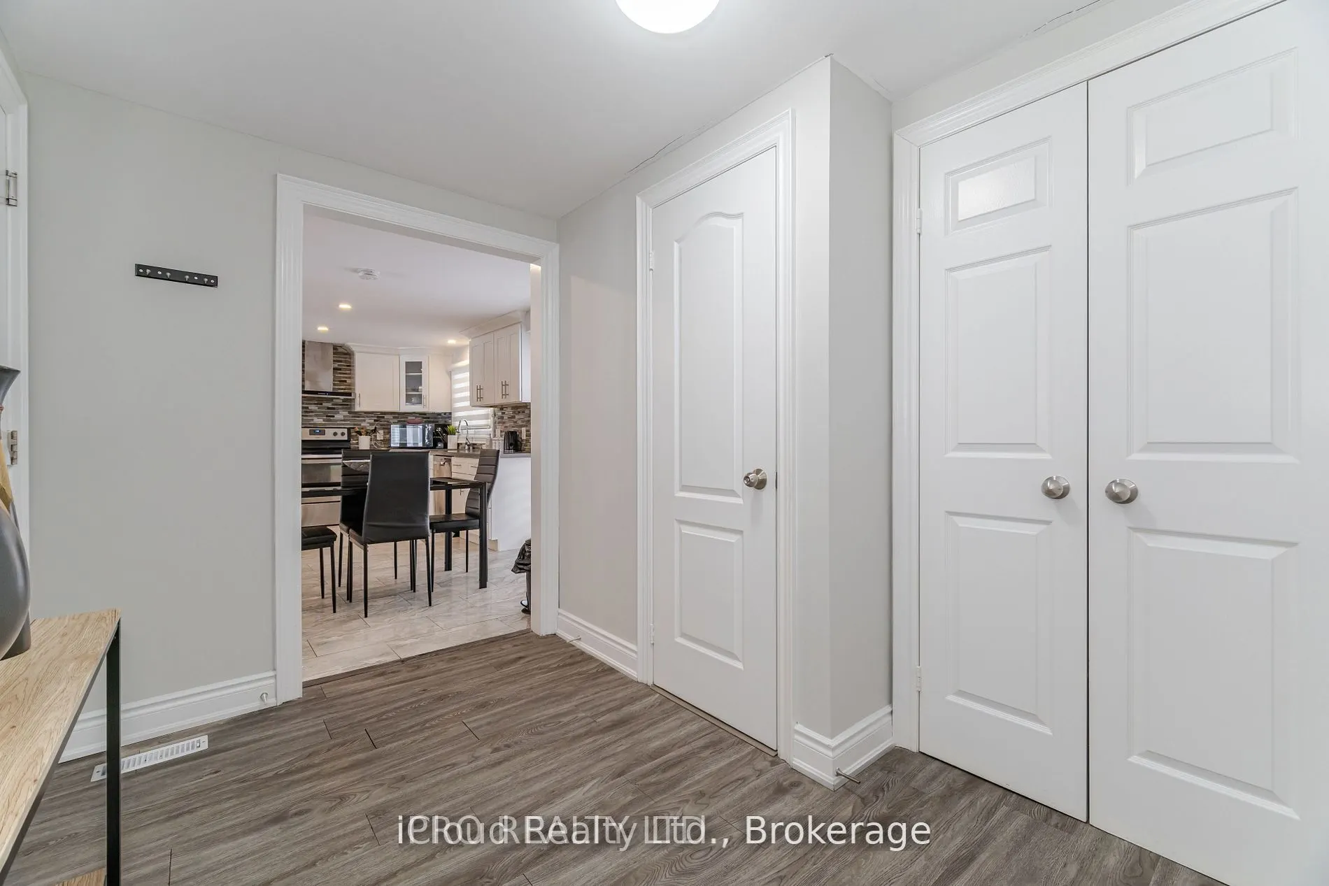 512 Pinetree Crescent