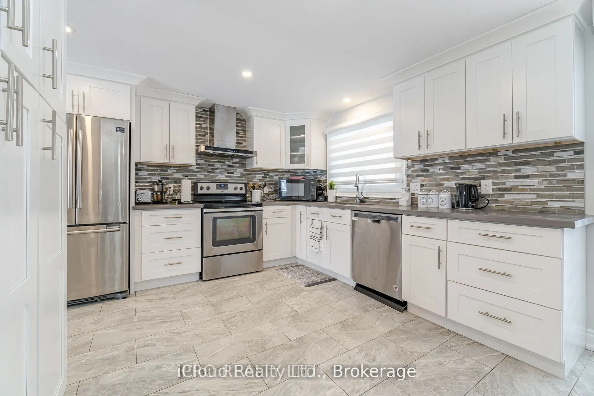 512 Pinetree Crescent