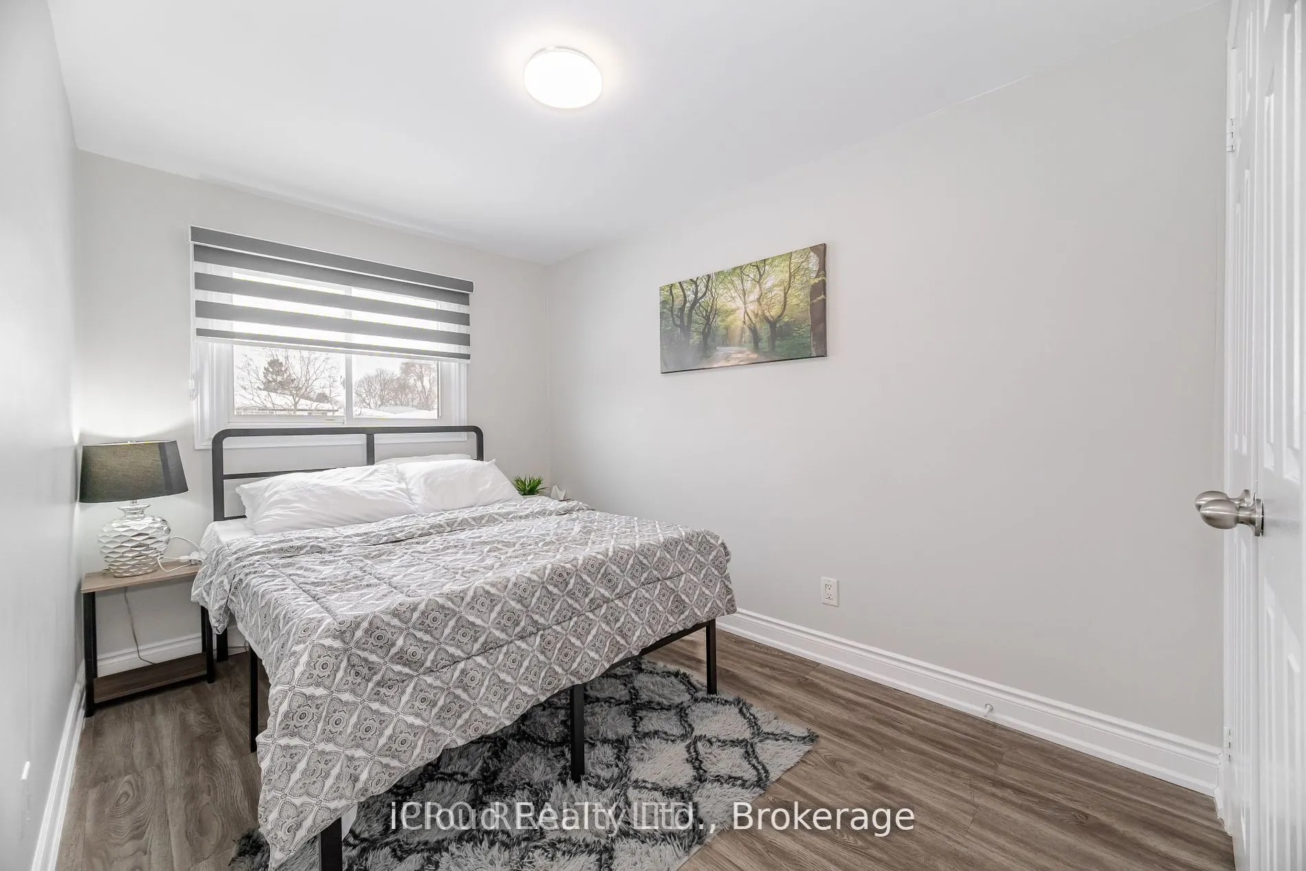 512 Pinetree Crescent