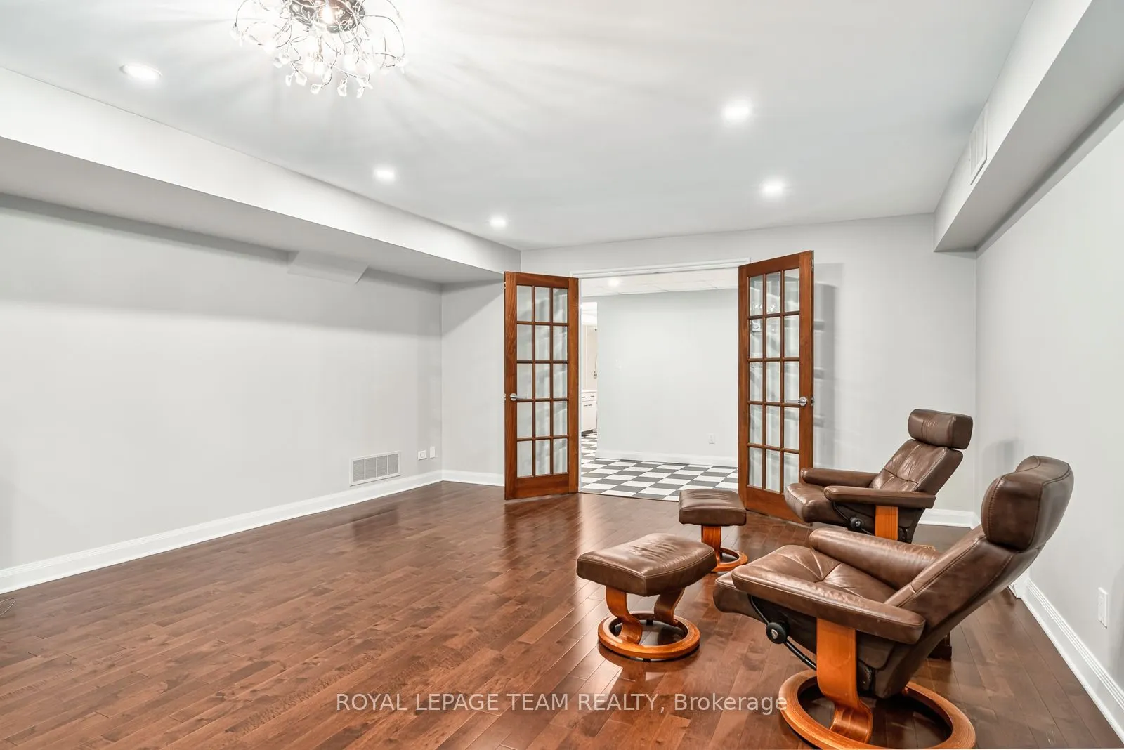 725 Manor Avenue