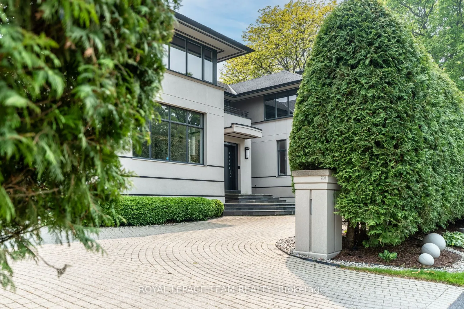 725 Manor Avenue