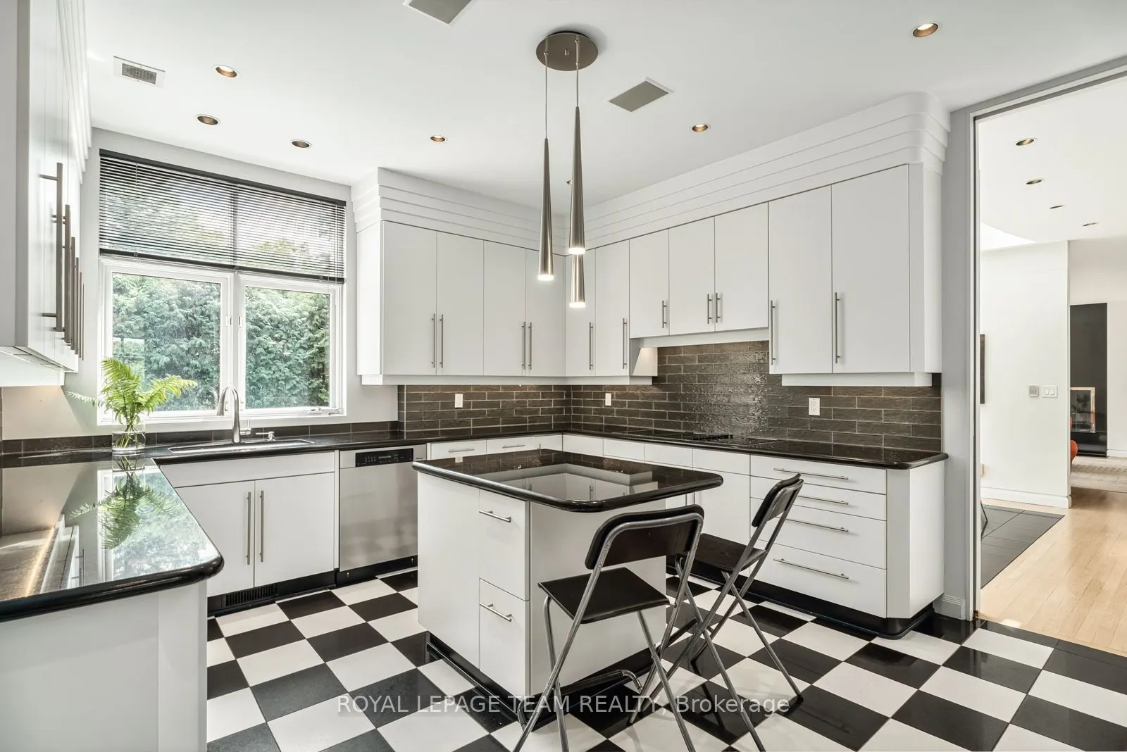 725 Manor Avenue