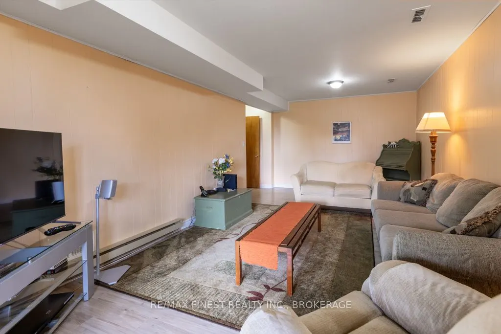 1043 LINCOLN Drive