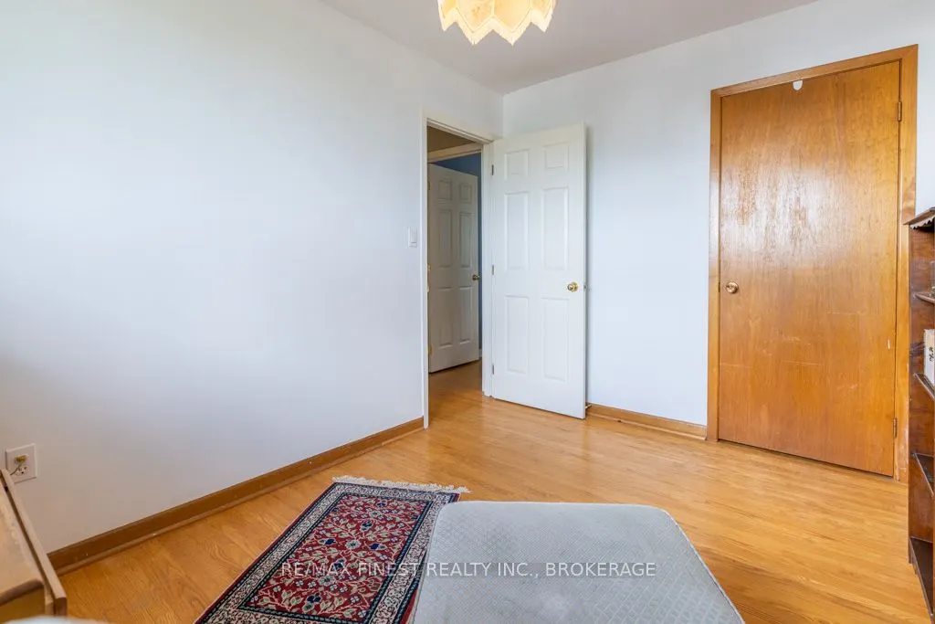 1043 LINCOLN Drive