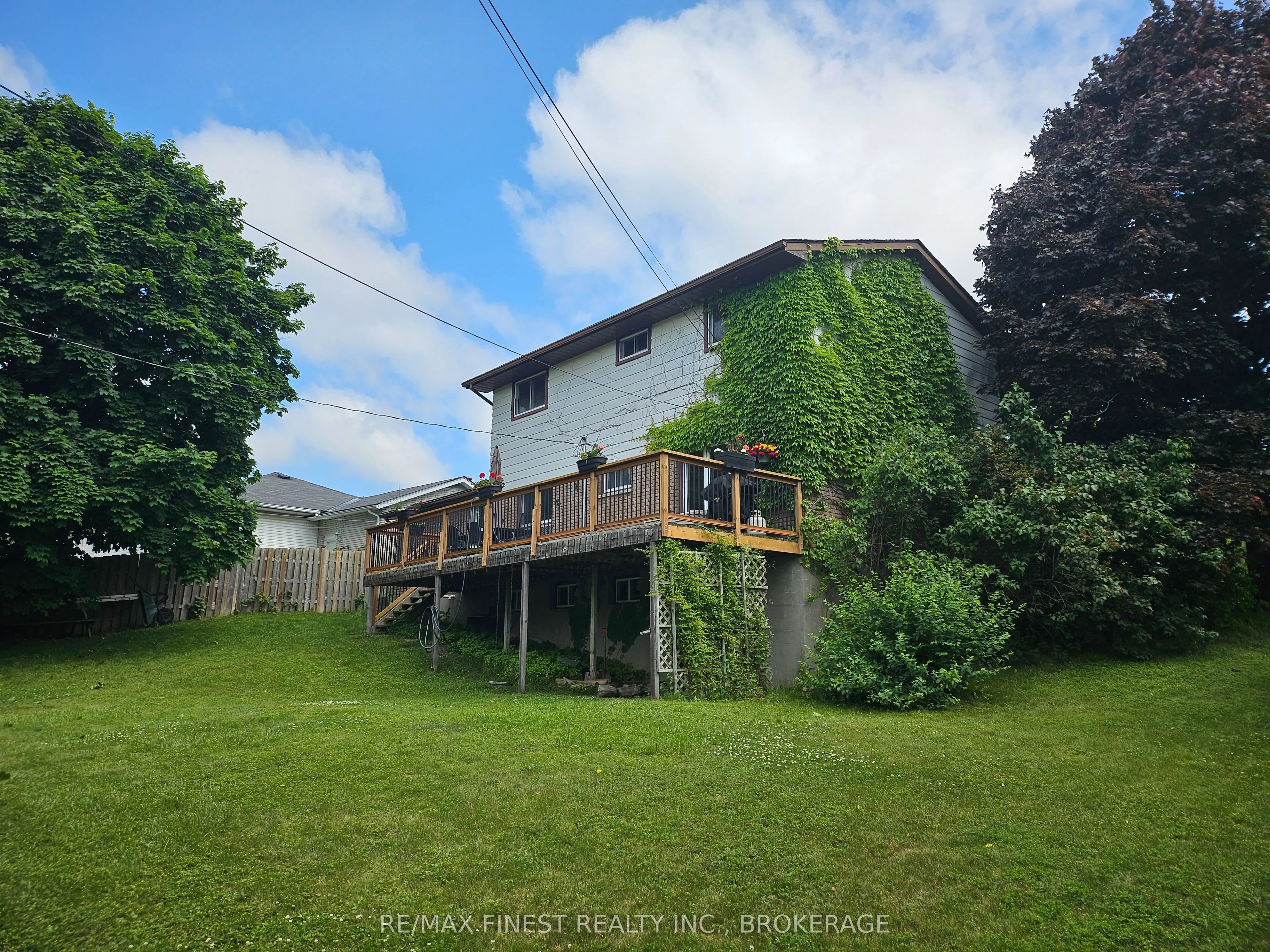 1043 LINCOLN Drive