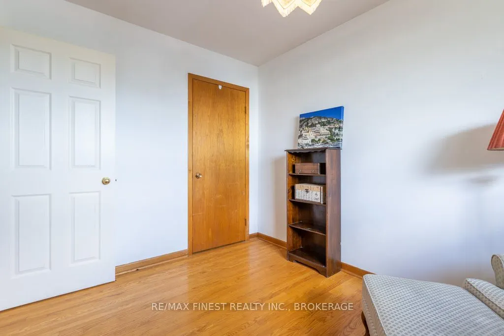 1043 LINCOLN Drive