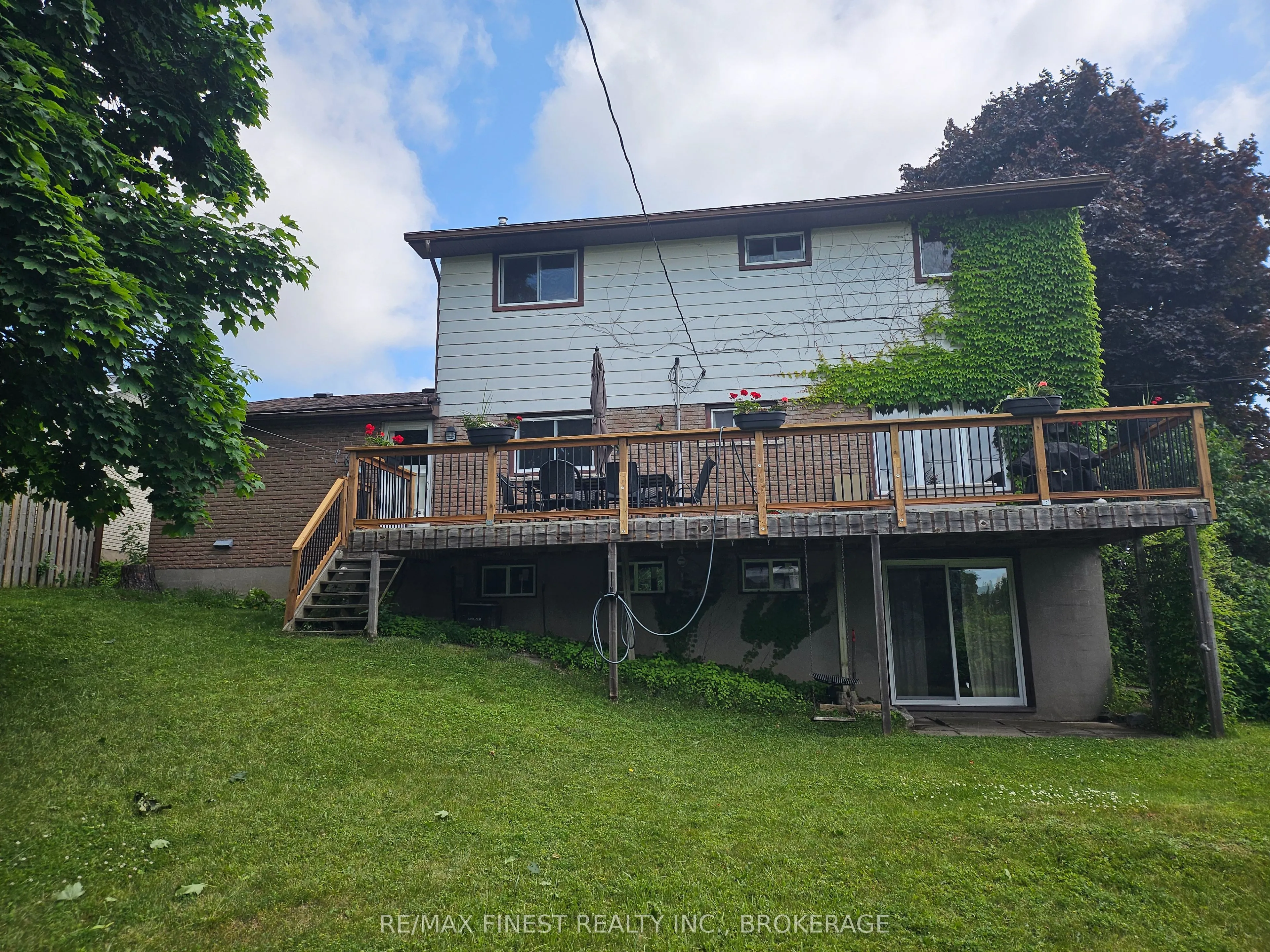 1043 LINCOLN Drive
