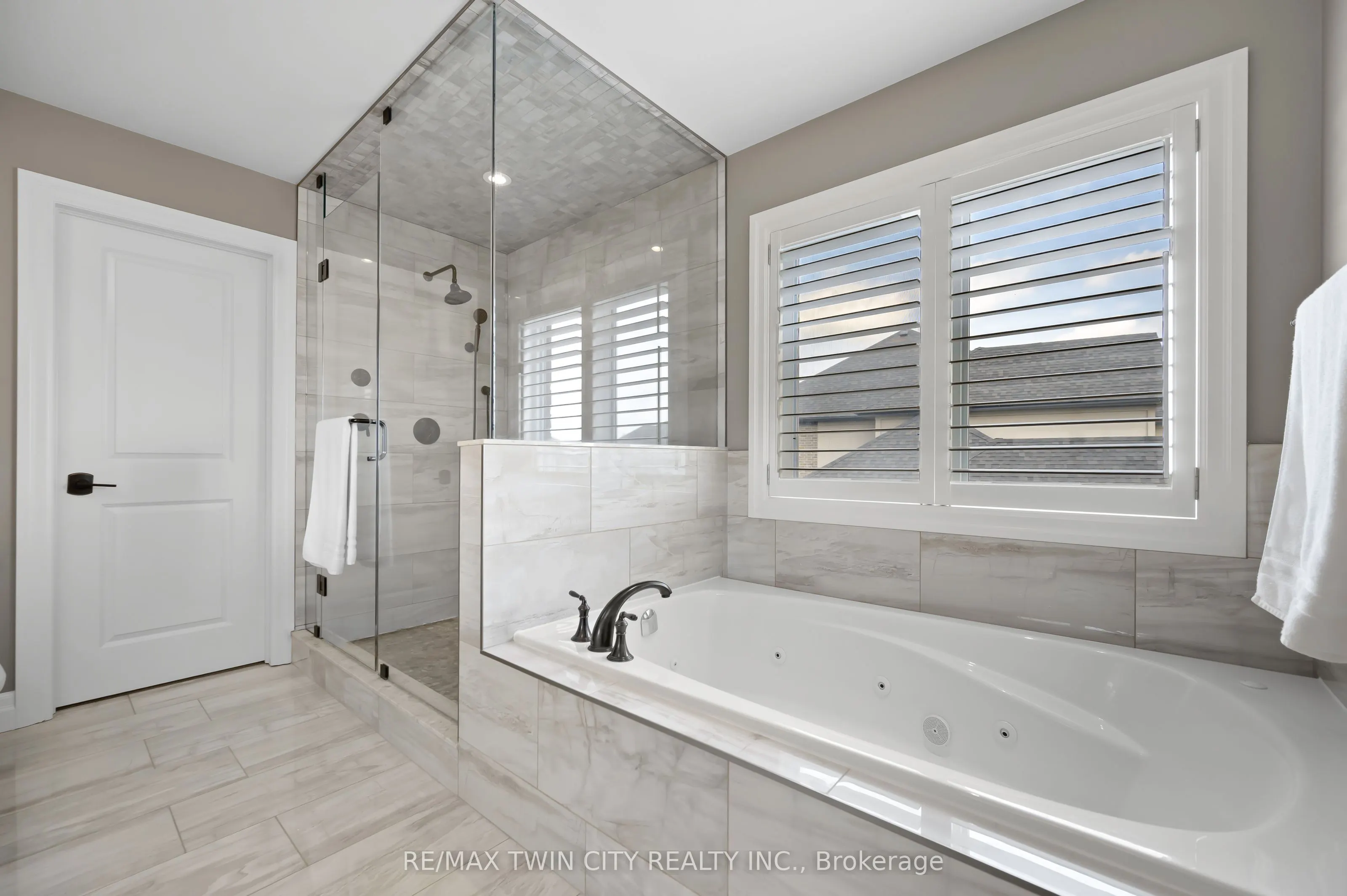 546 Manor Ridge Crescent