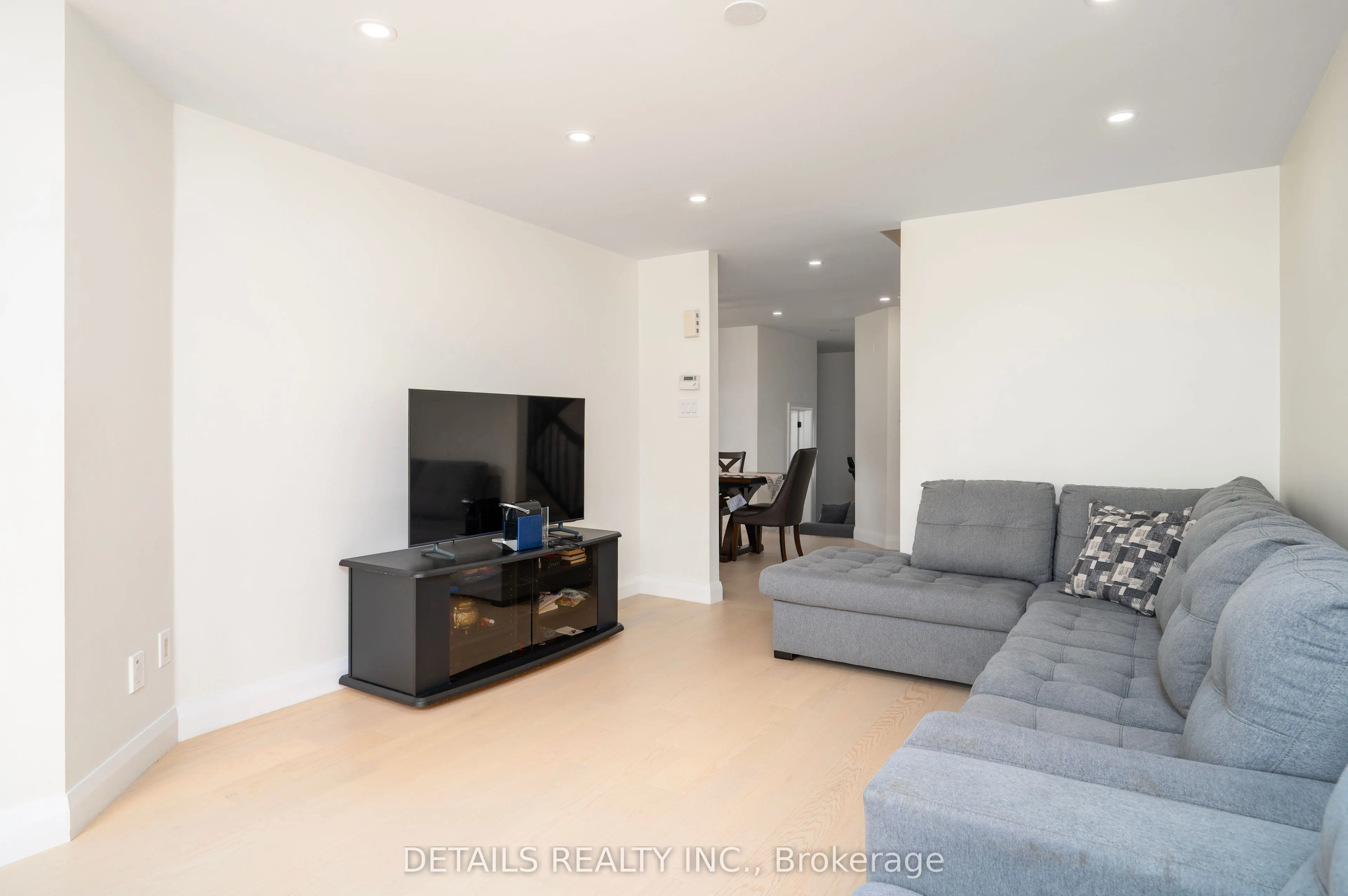 732 Carmella Crescent