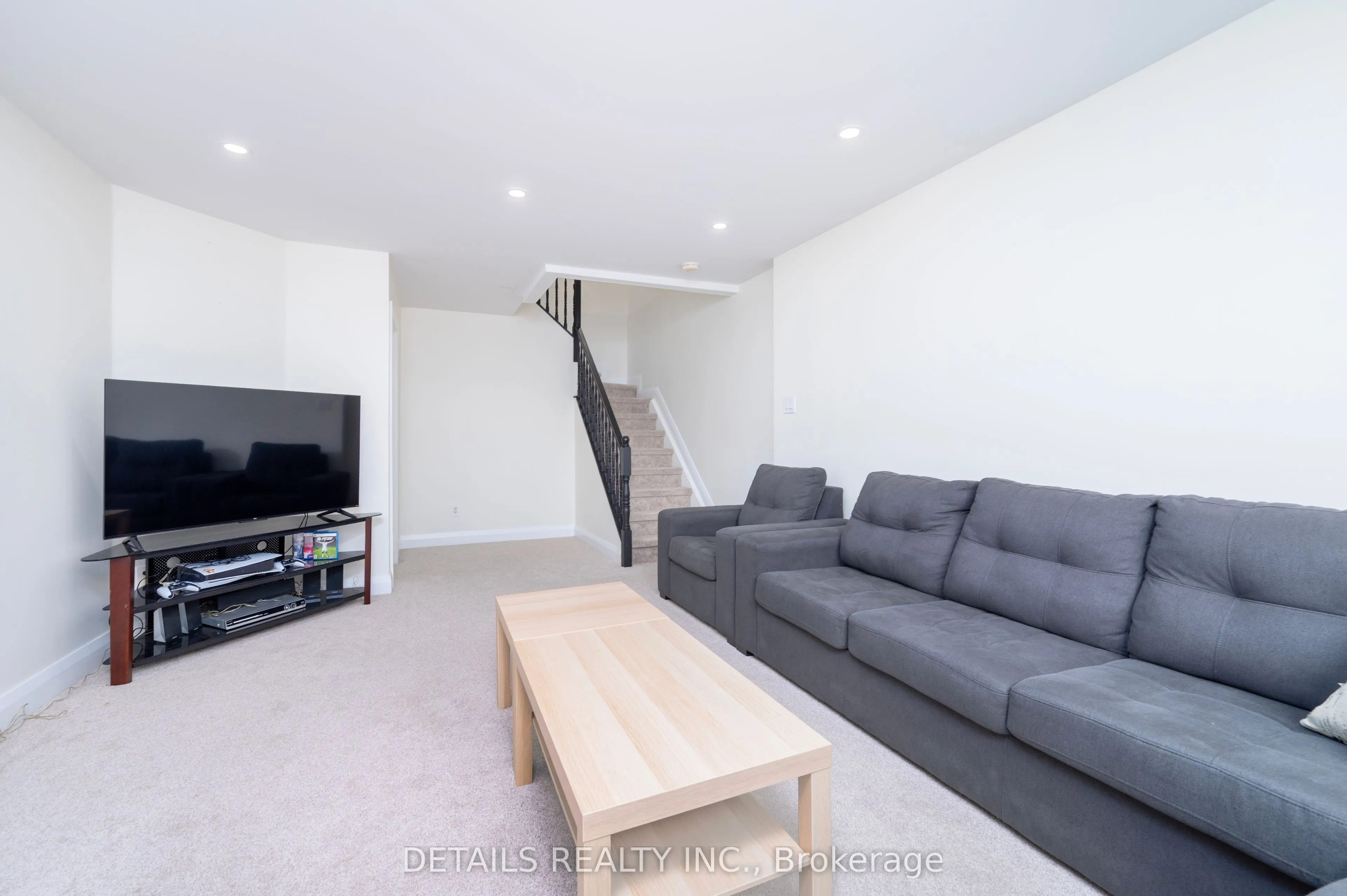 732 Carmella Crescent
