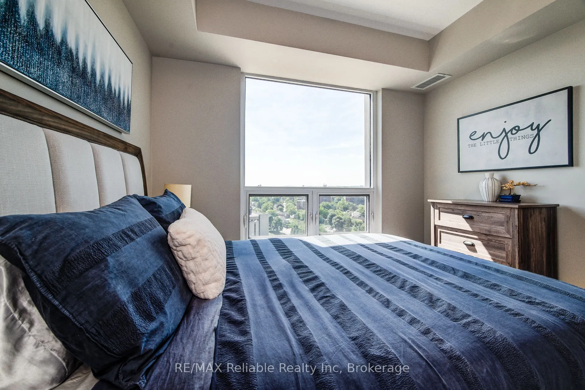 155 Caroline Street S, #1706
