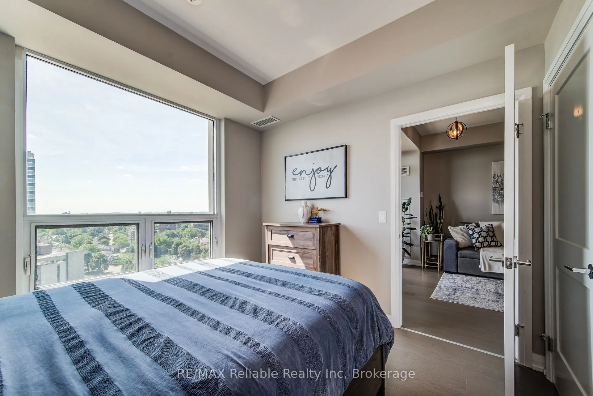155 Caroline Street S, #1706