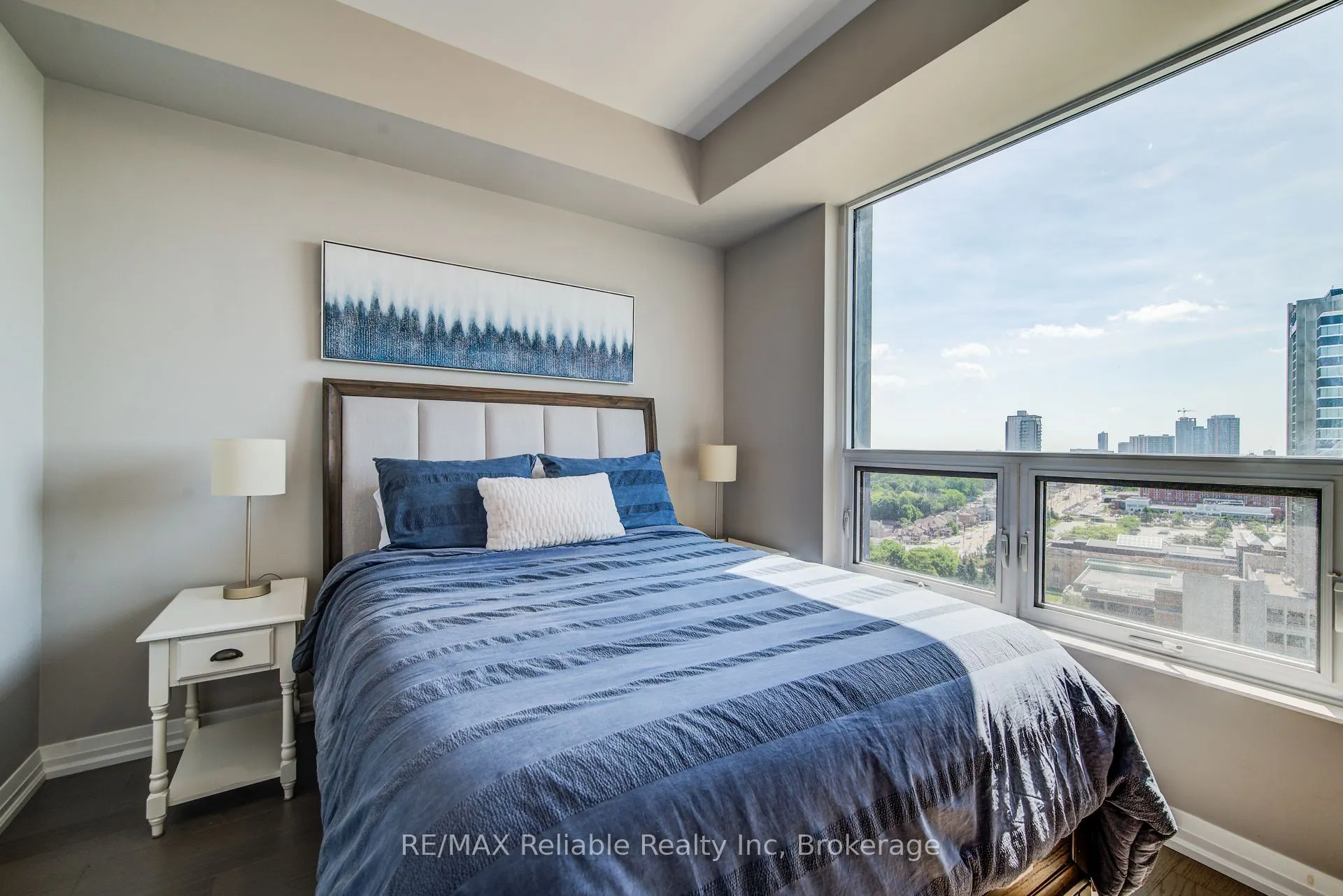 155 Caroline Street S, #1706