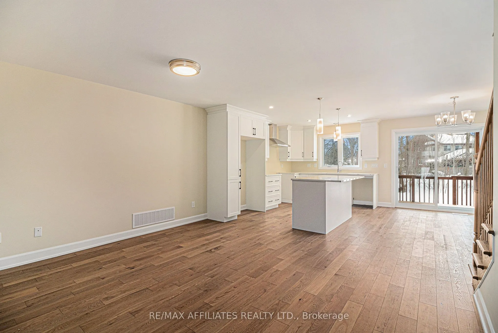 355 VOYAGEUR Place