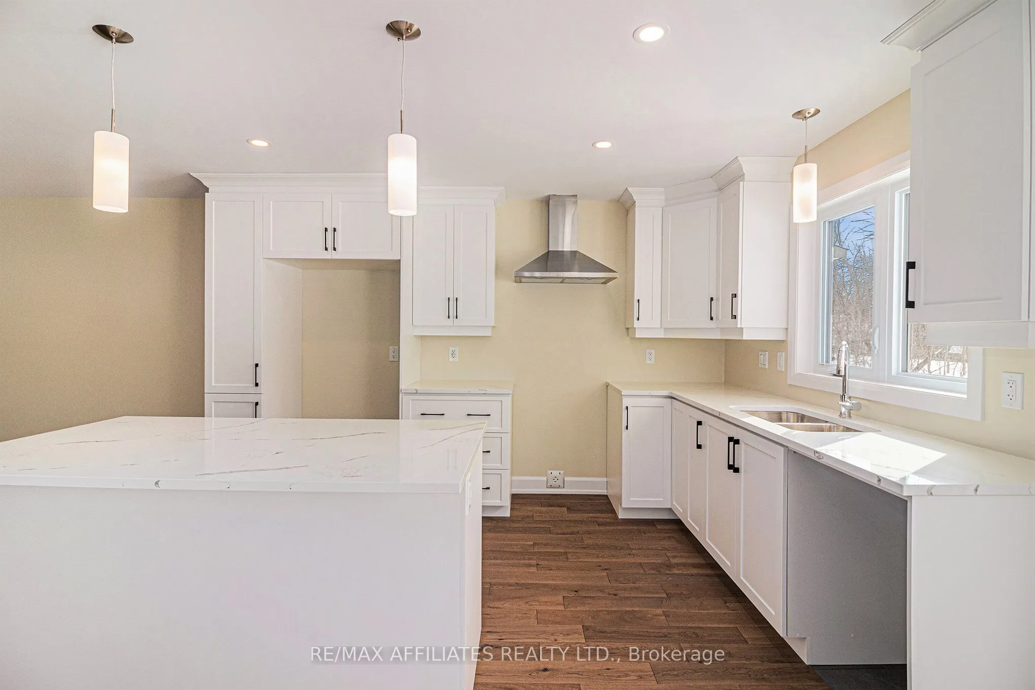 355 VOYAGEUR Place