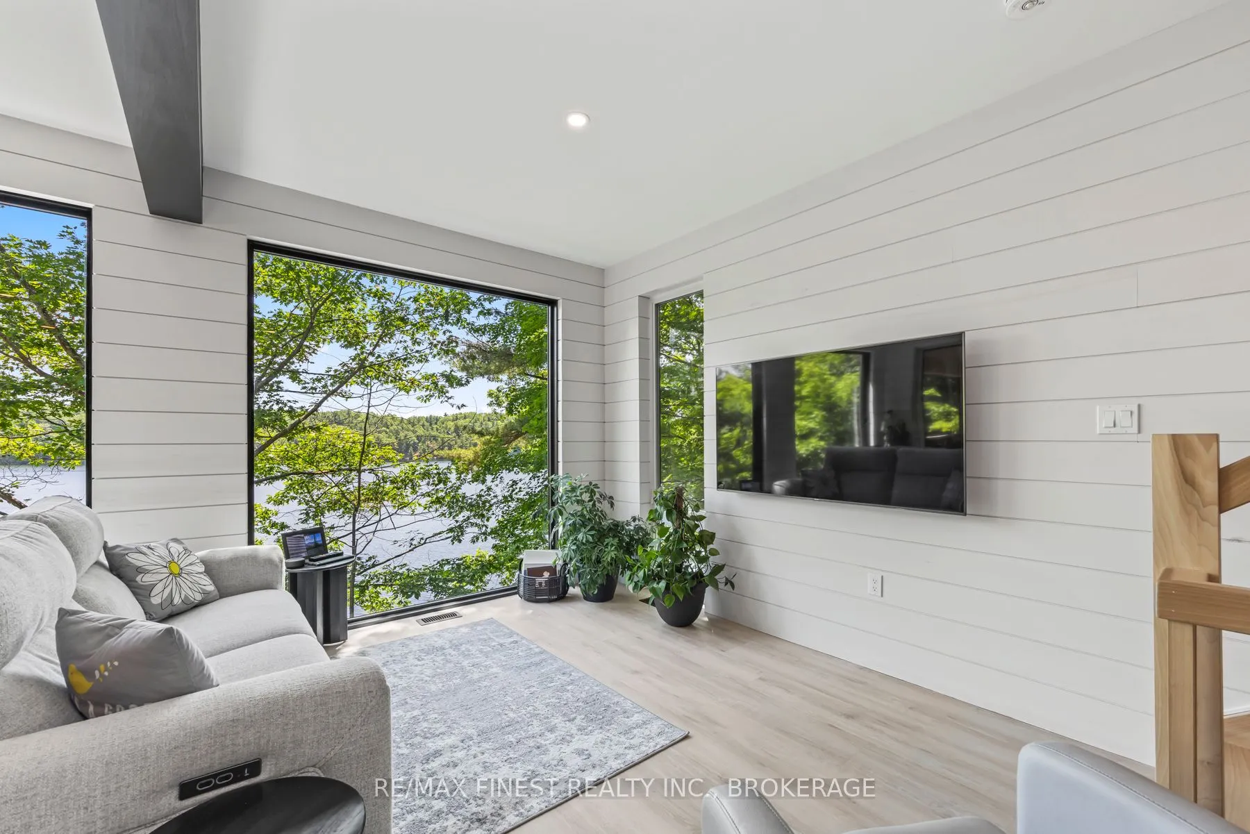 1005 MacDonald Lane