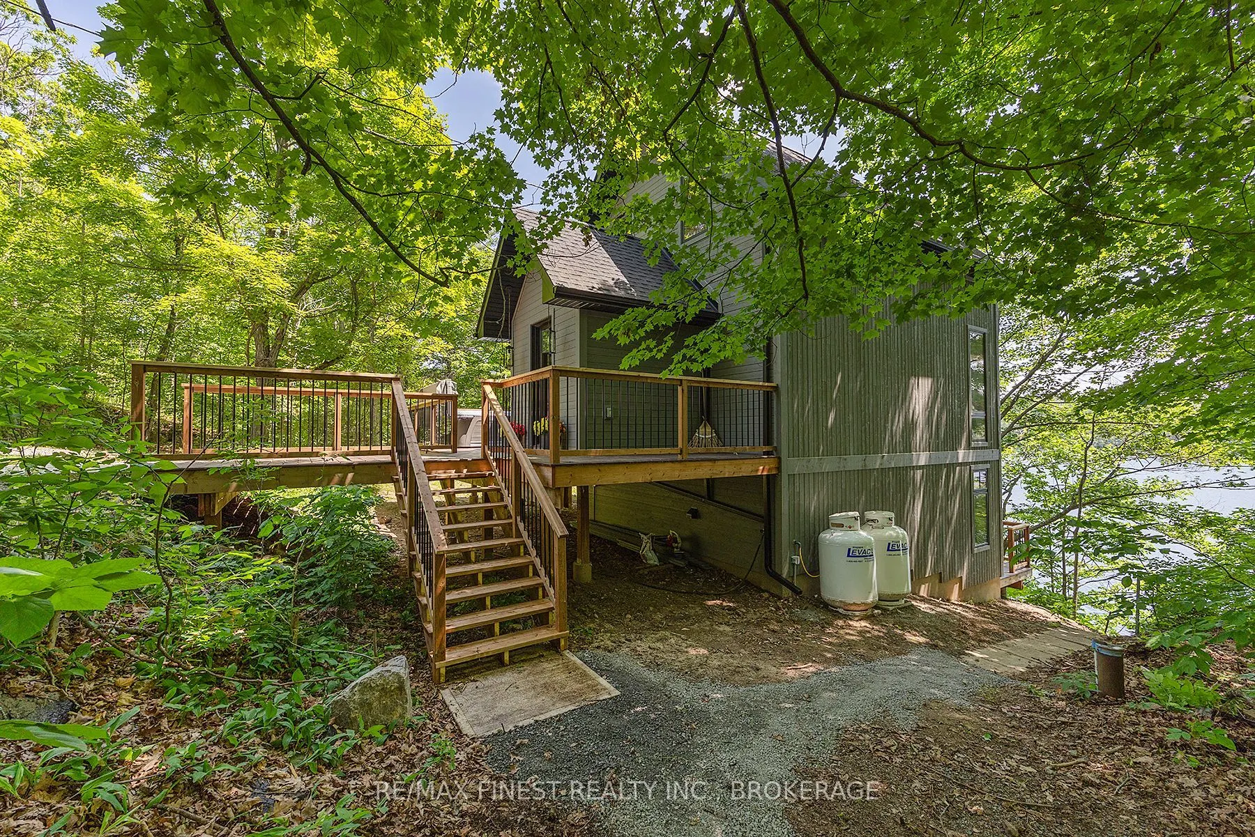 1005 MacDonald Lane