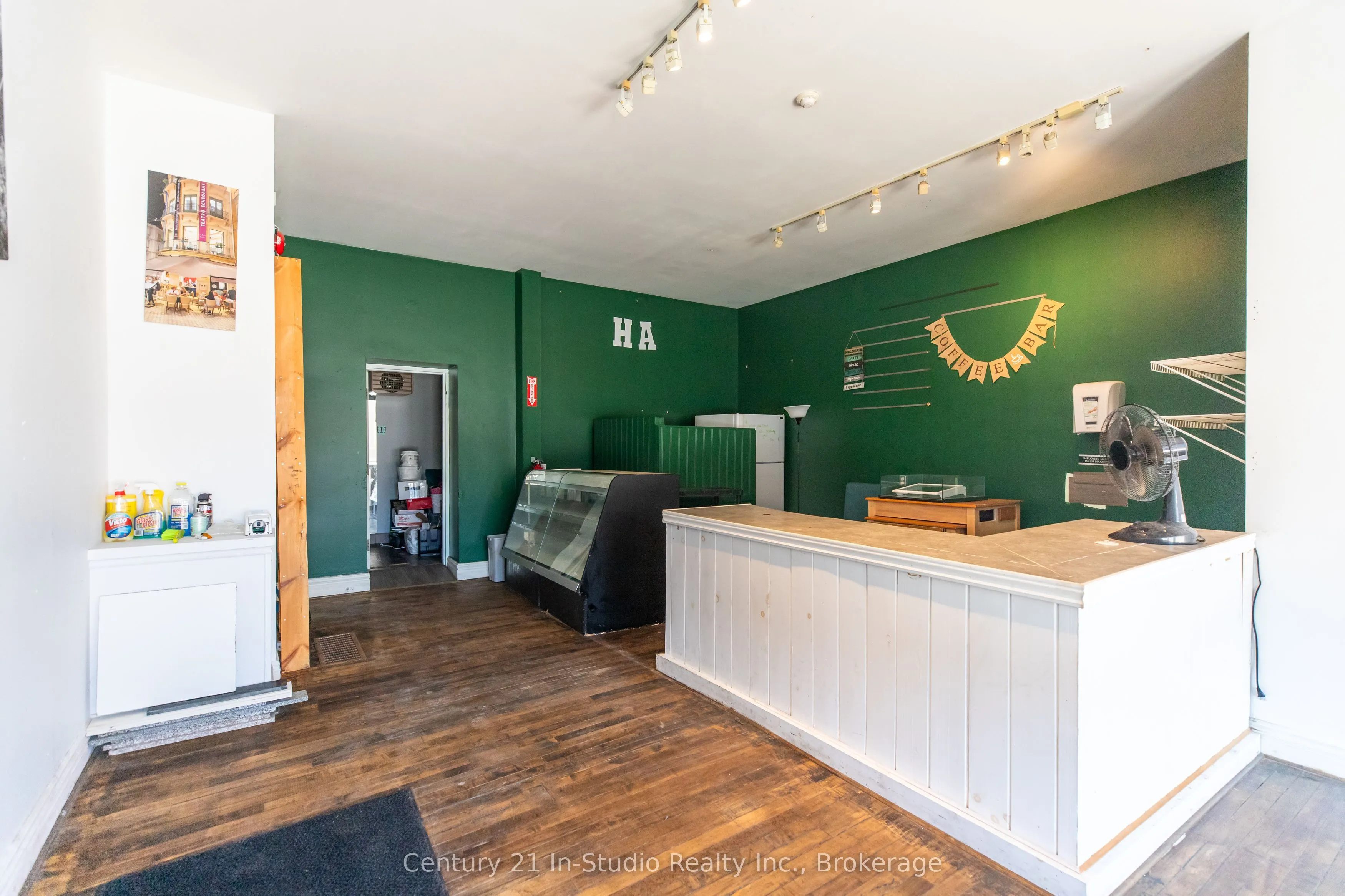 158 9th Street E