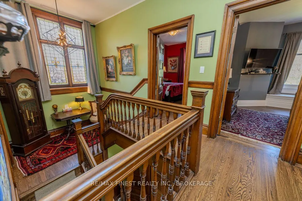 265 Dundas Street W
