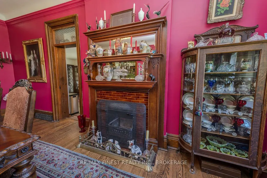 265 Dundas Street W
