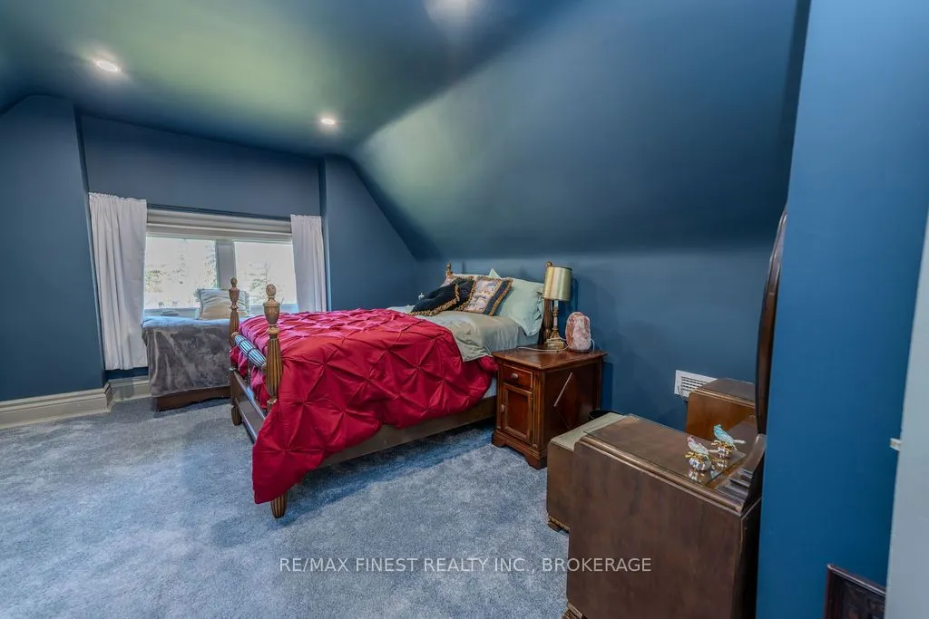 265 Dundas Street W