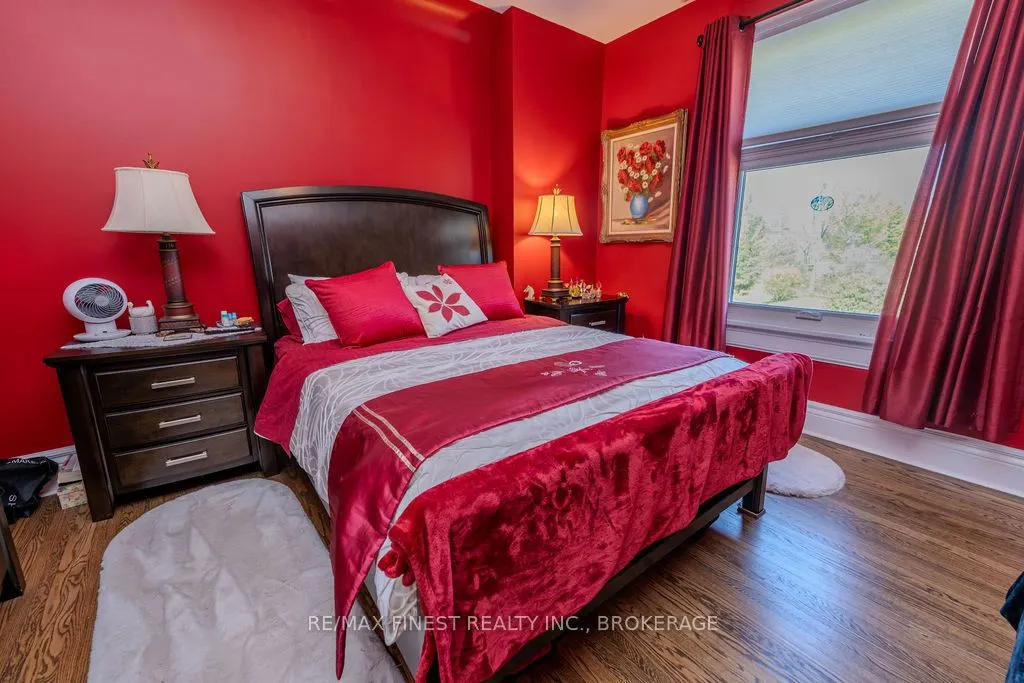 265 Dundas Street W
