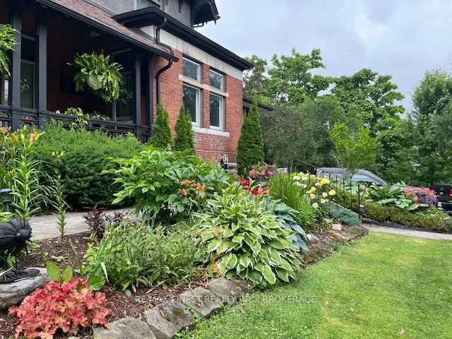 265 Dundas Street W