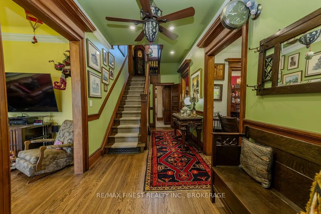 265 Dundas Street W
