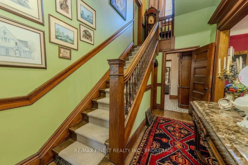 265 Dundas Street W