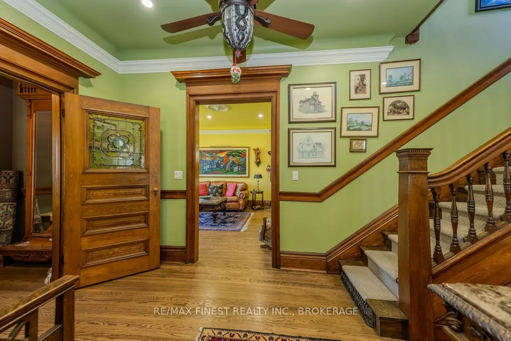 265 Dundas Street W