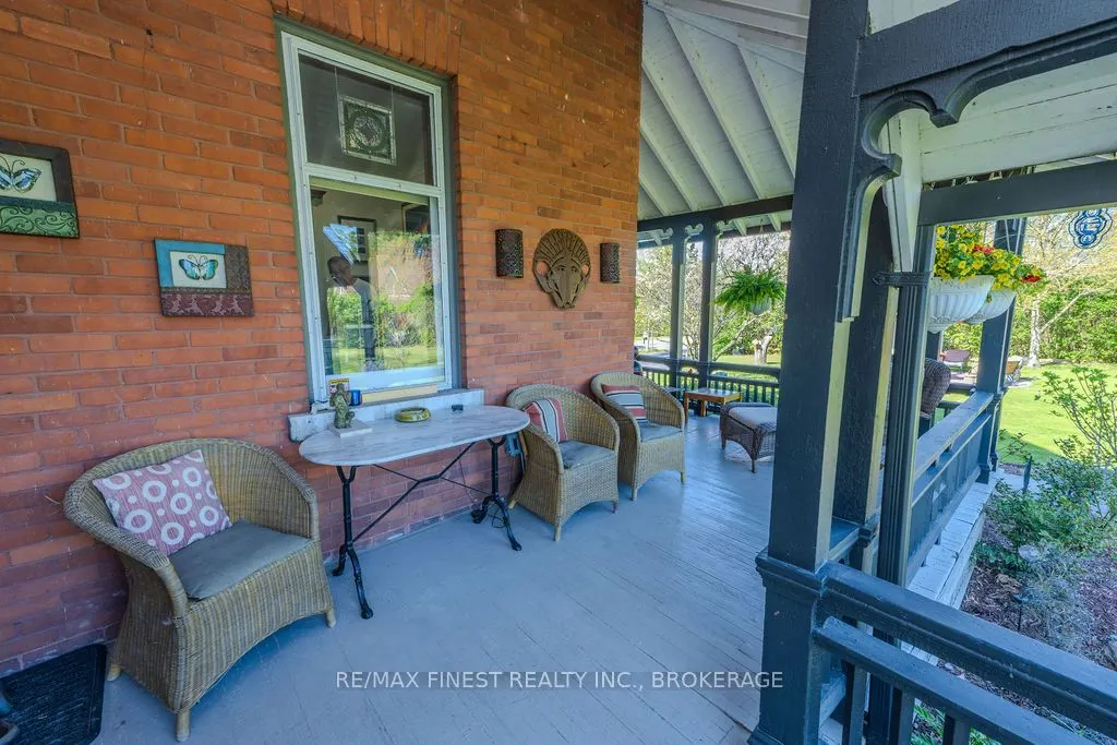 265 Dundas Street W
