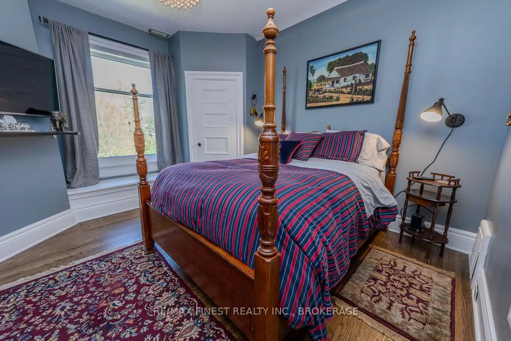 265 Dundas Street W